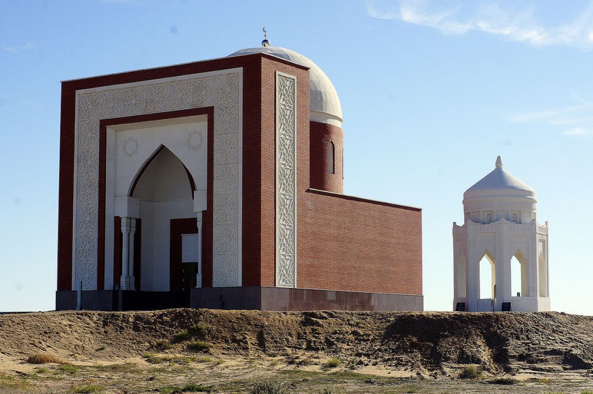 Егемендік еңселеген ескерткіштер