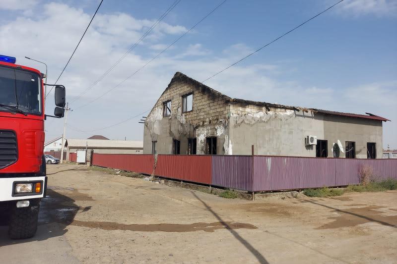 Атырауда екі қабатты үй өртеніп кетті