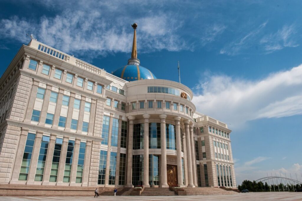 Президент көрнекті дипломат Вячеслав Ғиззатовтың отбасына көңіл айтты