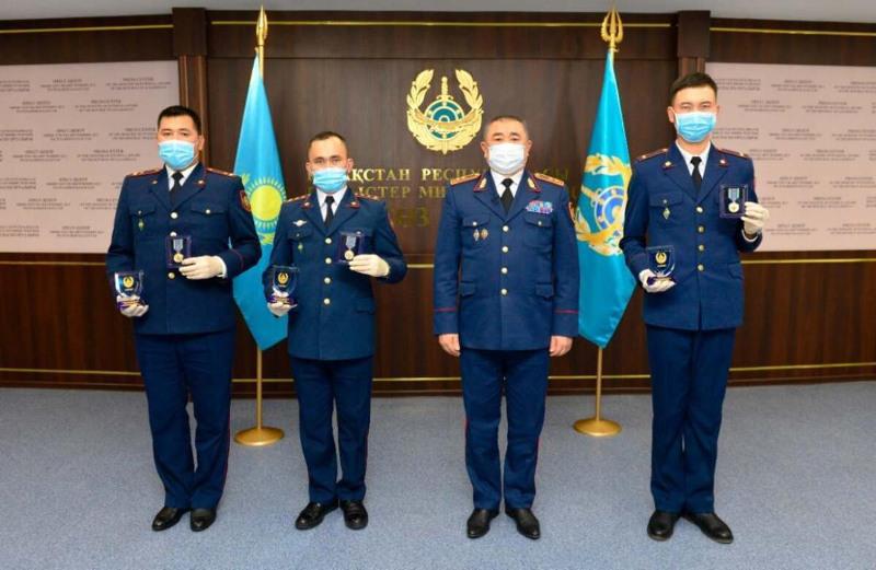 Қызды суицидтен құтқарған полицейлер марапатталды