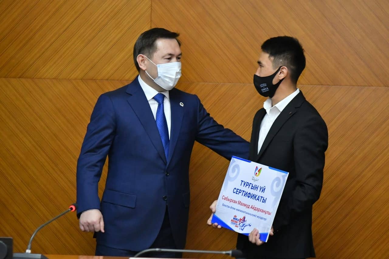 Боксшы Махмұд Сабырханға Шымкенттен пәтер берілді