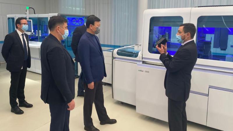 Алексей Цой швейцариялық фармкомпания өндірісімен танысты