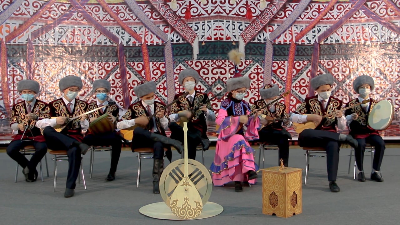 Павлодарлық оқушылар «Ұлы дала мұрагерлері» домбырашылар флешмобына қатысты