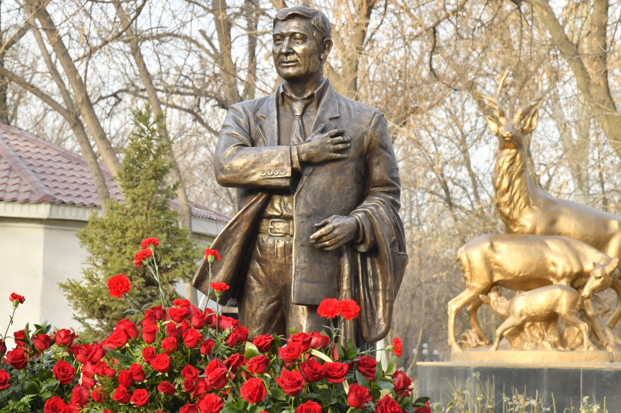 Шымкентте Өзбекәлі Жәнібековке композициялық мүсін орнатылды