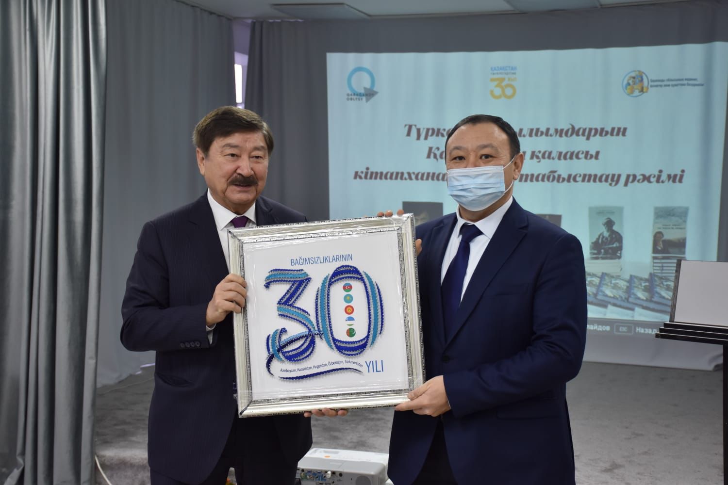 ТҮРКСОЙ Қарағанды қаласының кітапханасына кітаптар тарту етті