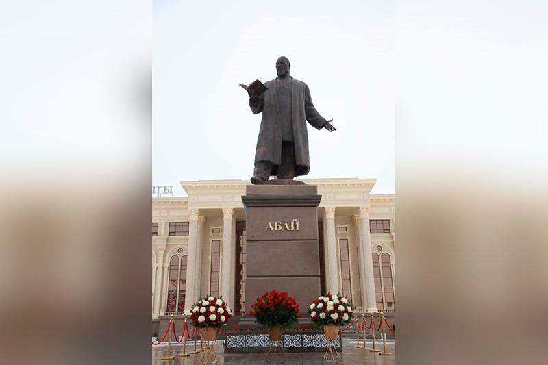 Атырауда ұлы Абайға еңселі ескерткіш қойылды