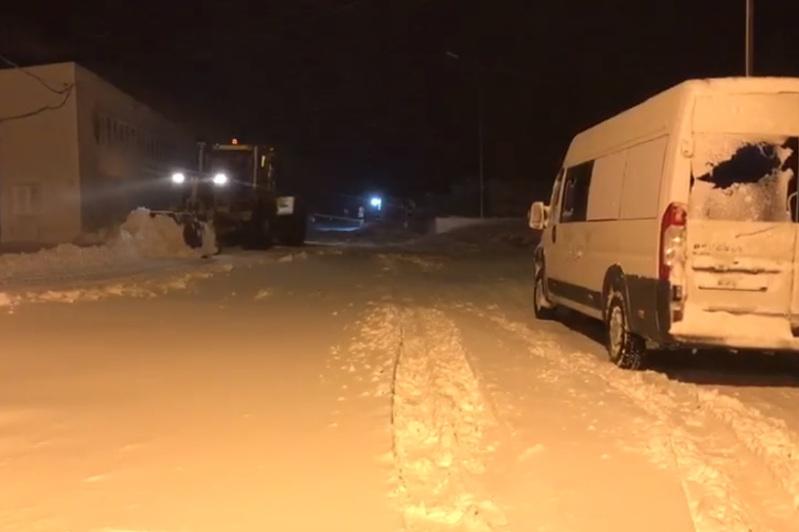 Қар құрсауында қалған онға жуық көлік құтқарылды