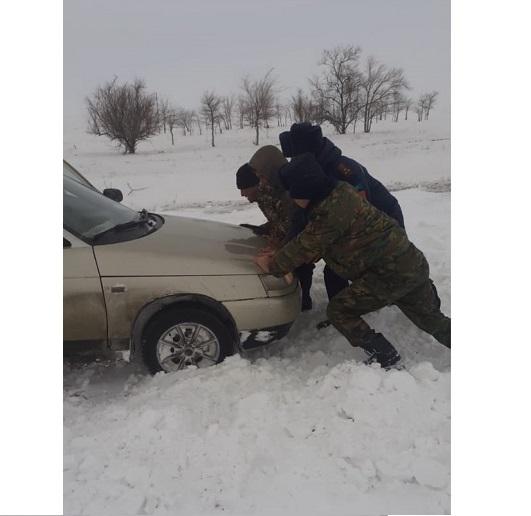 Қар құрсауынан 12 адам құтқарылды