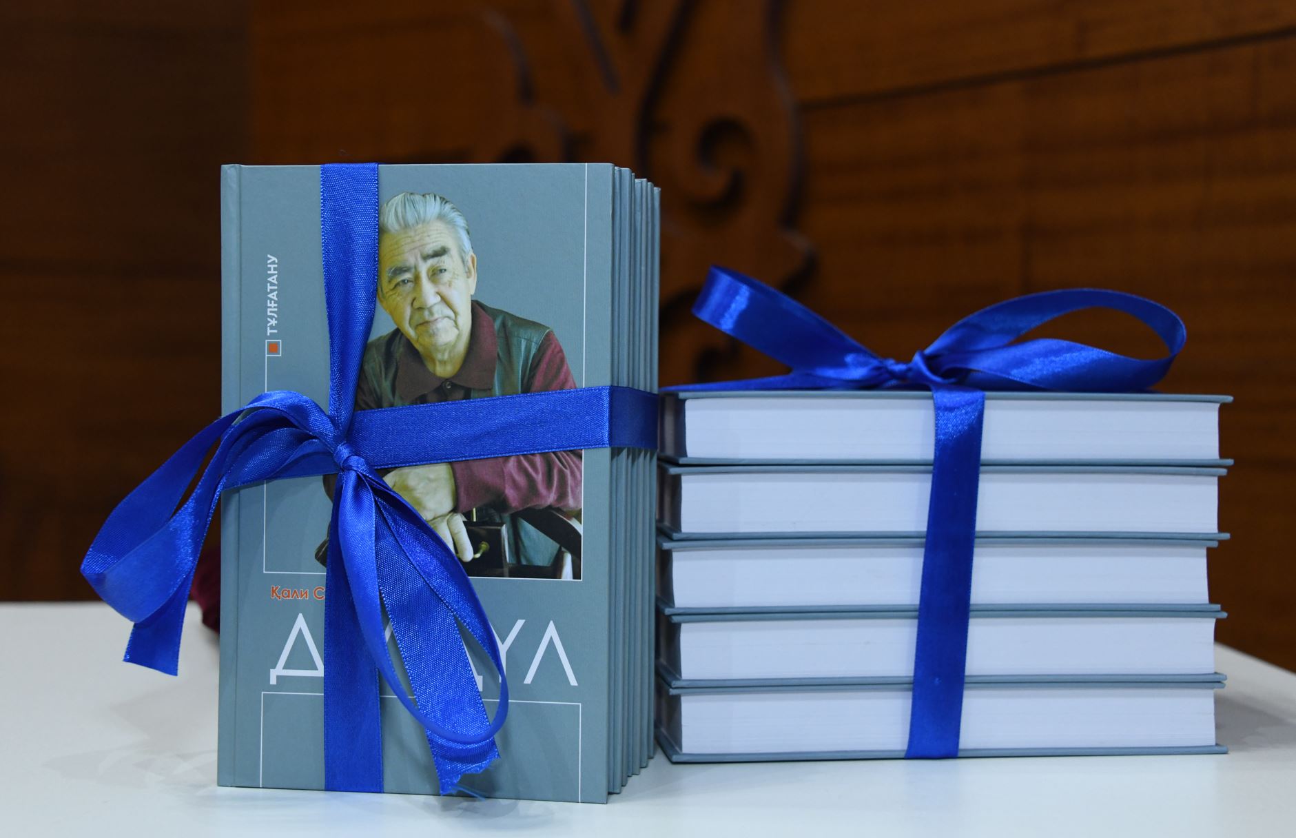 Эстет қаламгер әлемі