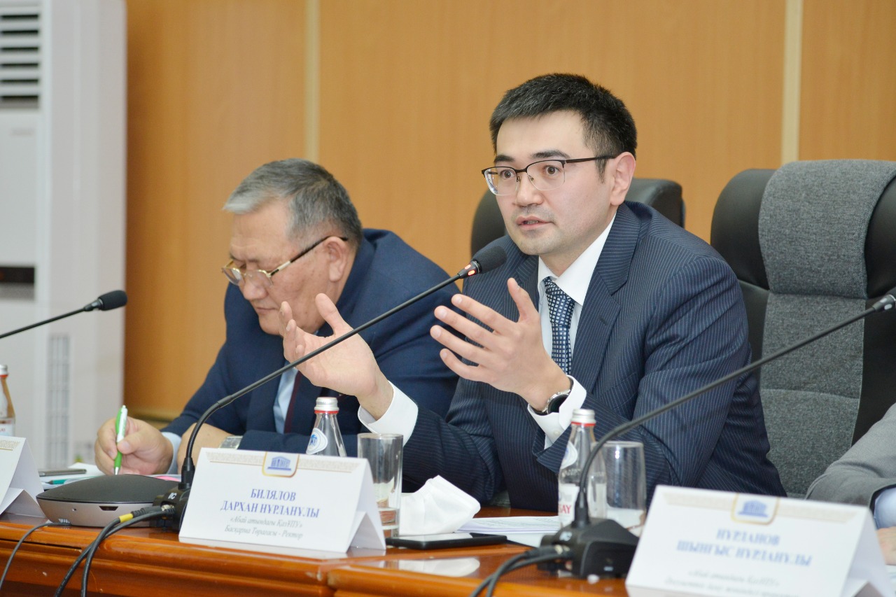 Ректор студенттермен кездесті
