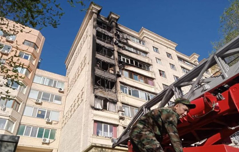 Ақтөбеде көпқабатты үй өртенді