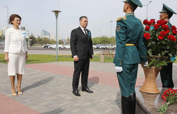 Президент Әкімшілігінің басшылығы Рақымжан Қошқарбаевтың ескерткішіне гүл шоғын қойды