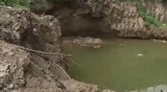 Алматыда төрт жасар бала шұңқырға құлап кетті