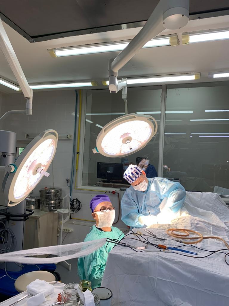 Адам өміріне ара түскен хирургтер