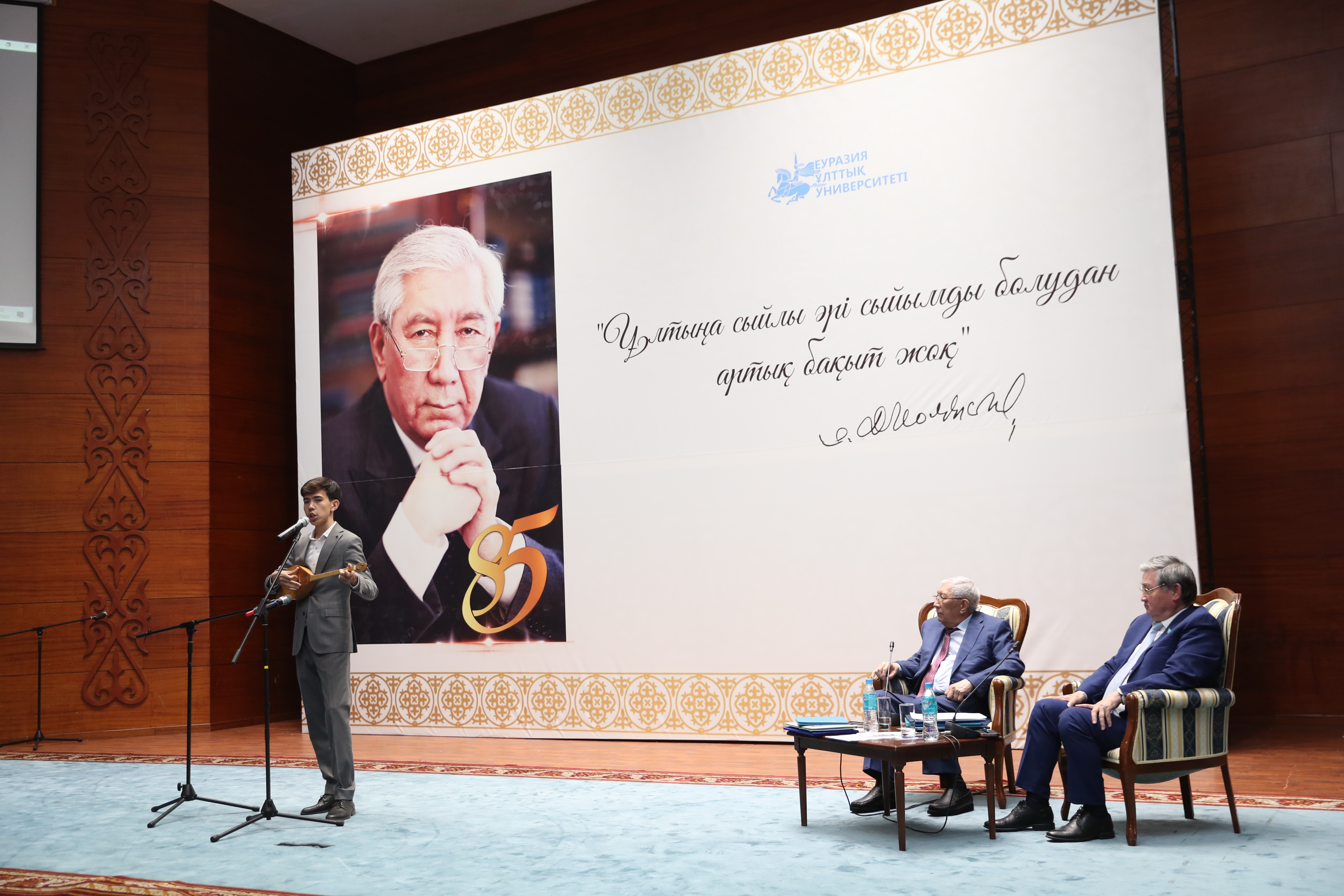 Жазба ескерткіштерді жаңаша зерделеген