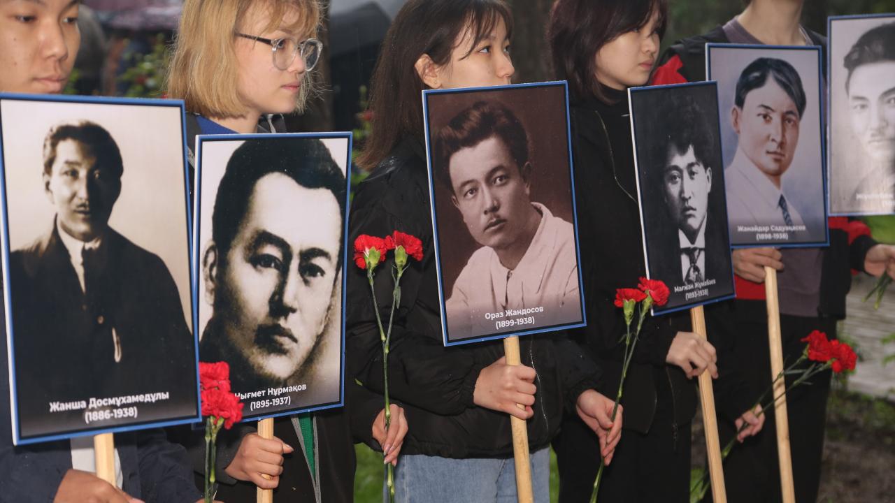 Алматылықтар саяси қуғын-сүргін құрбандарын еске алды