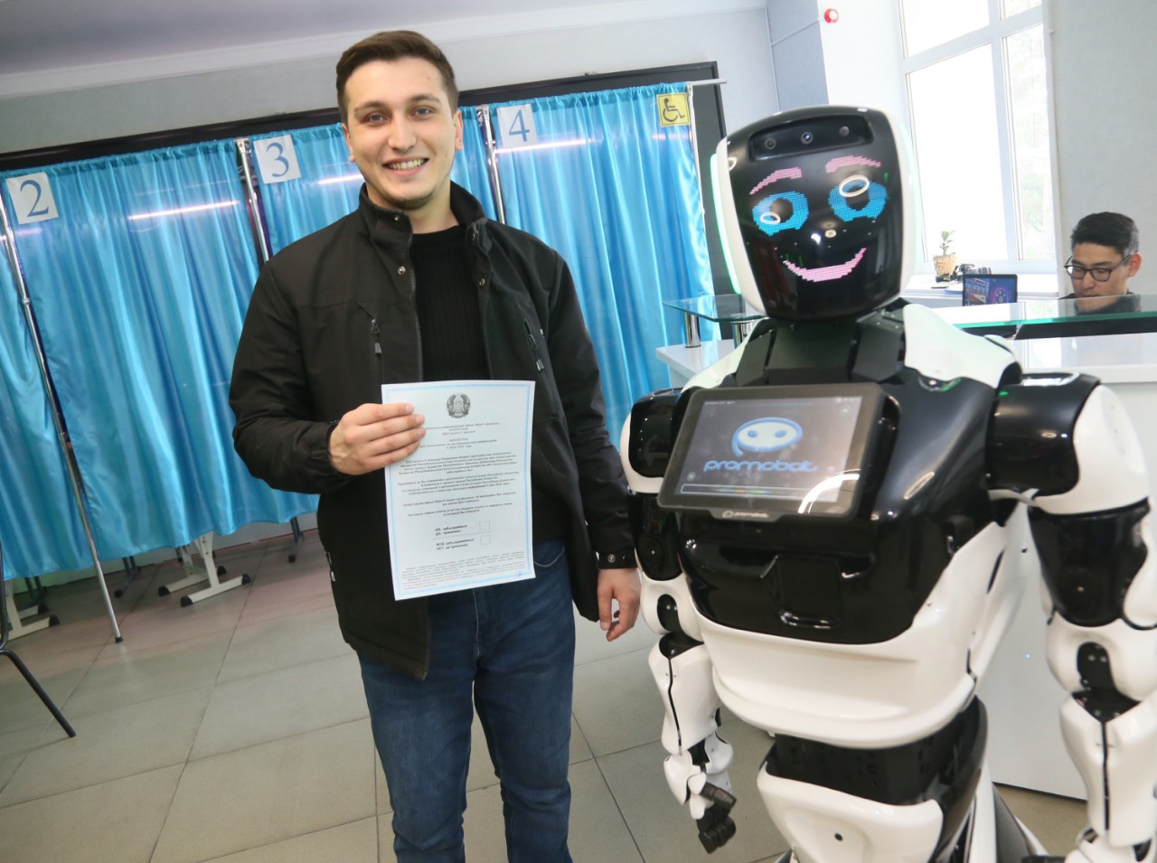 Референдумда робот күтіп алды
