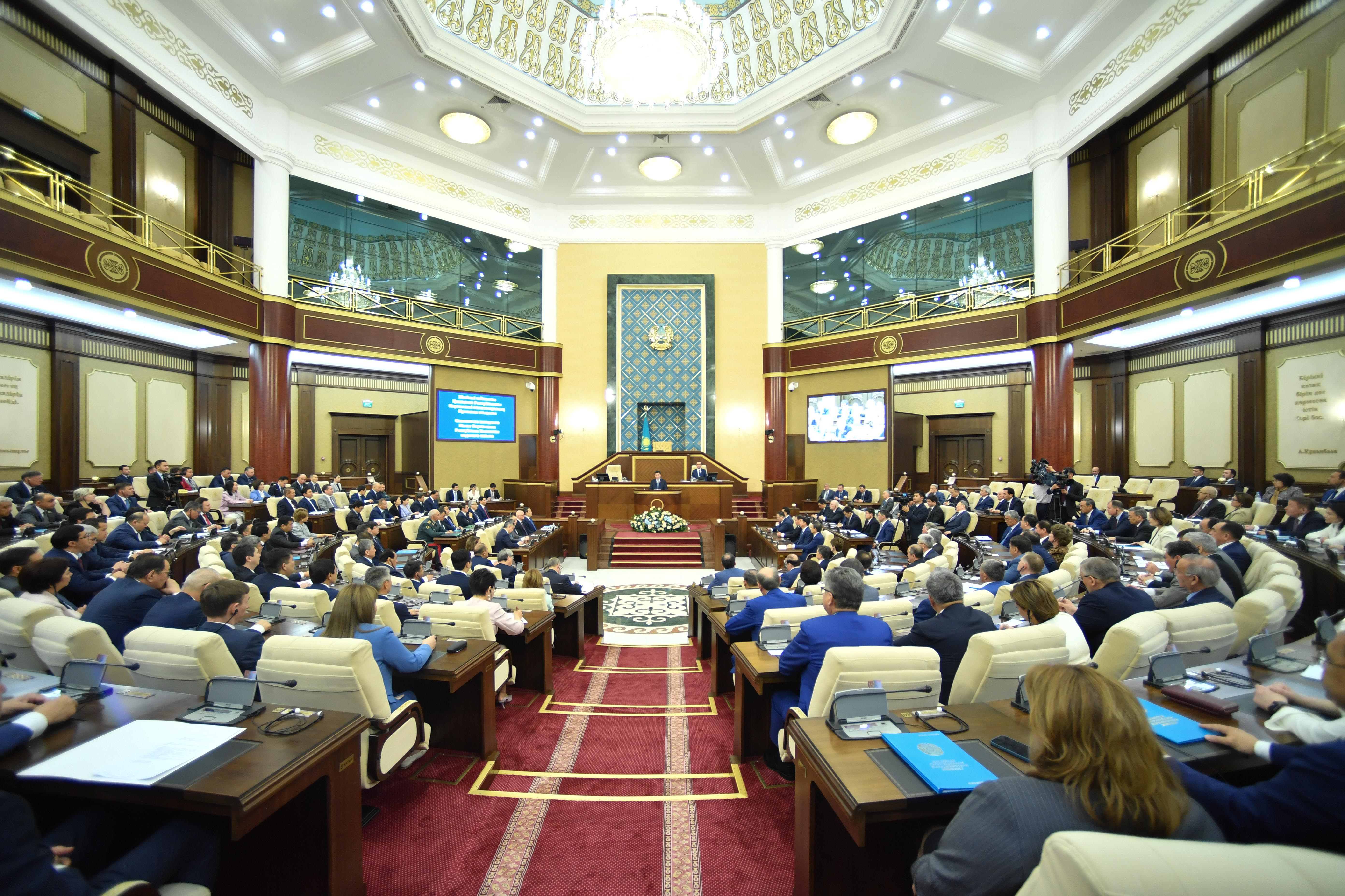 Екінші сессия: маңызды шешімдер мен мазмұнды заңнамалар