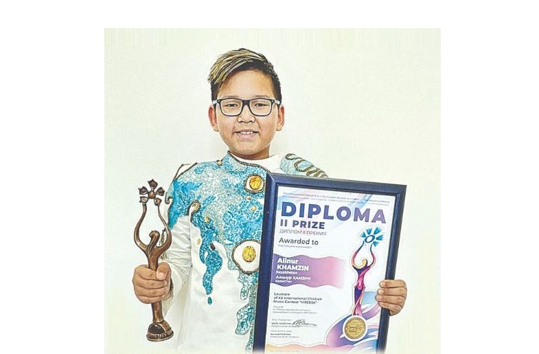 Әлинұр алдыңғы қатардан көрінді