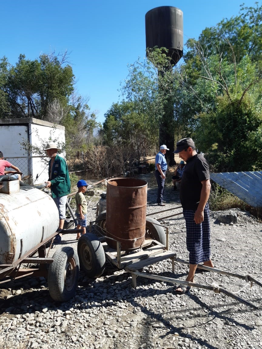 Қызыл құрт араласқан су ішіп отыр