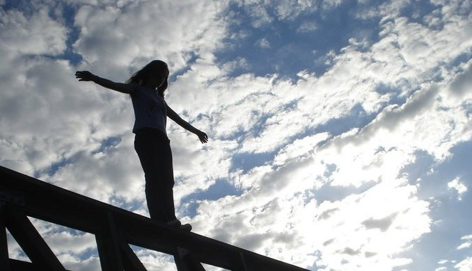 Семейде жасөспірім қыз көпірден секірді