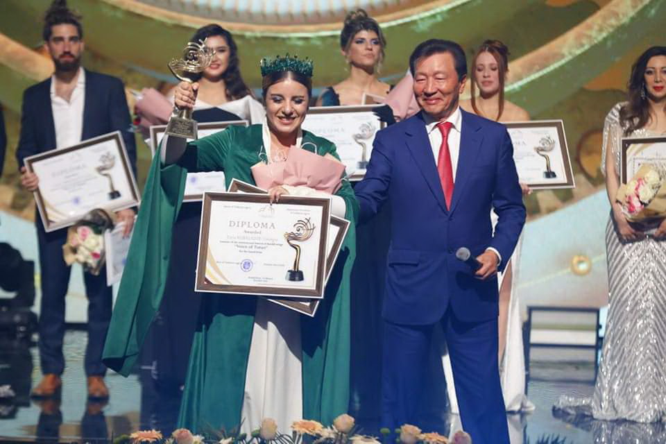 Қазақ әндерін шырқады