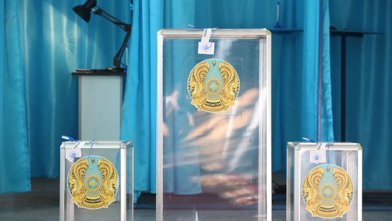 Атыраулықтар 261 сайлау учаскесінде дауыс беріп жатыр