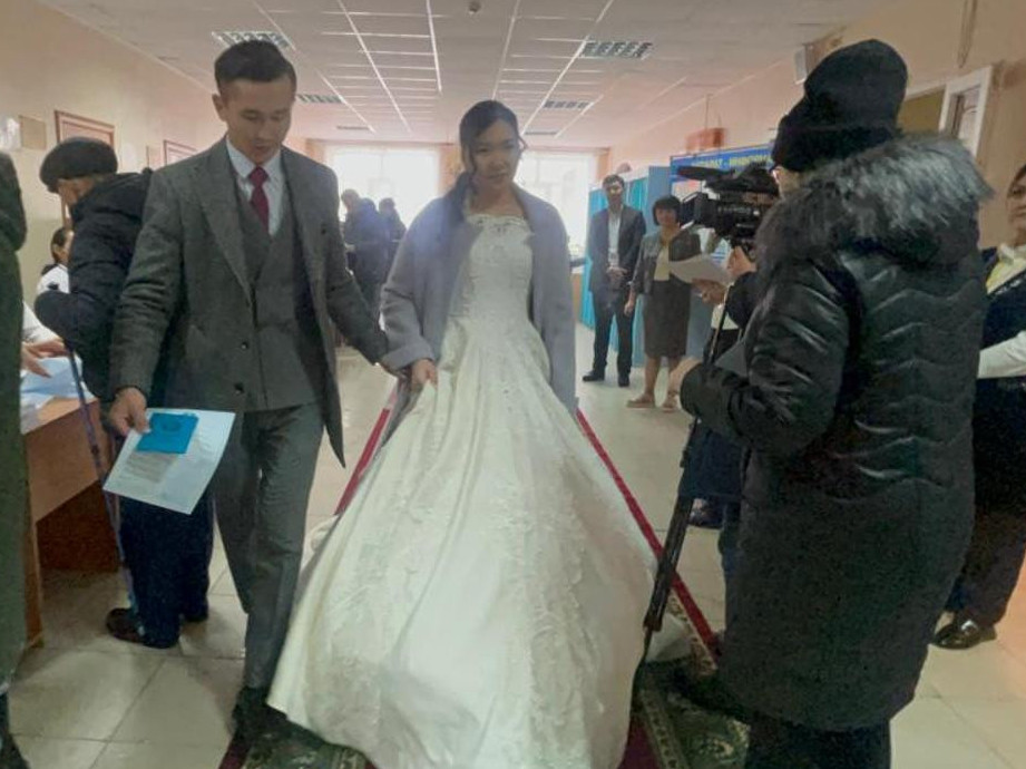 Қарағандыда жас жұбайлар дауыс беруге келді