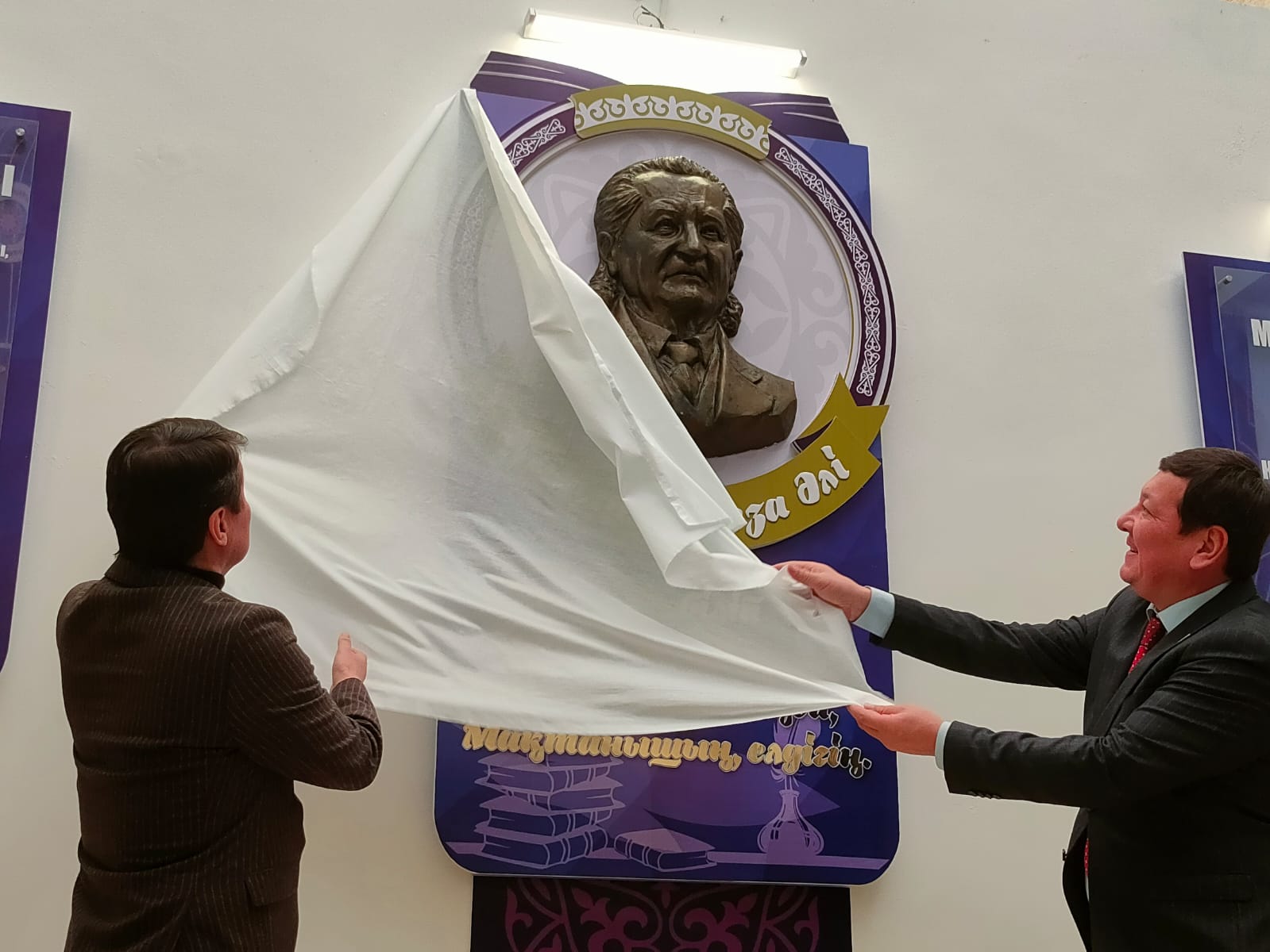 Қадыр ақынға барельеф орнатылды