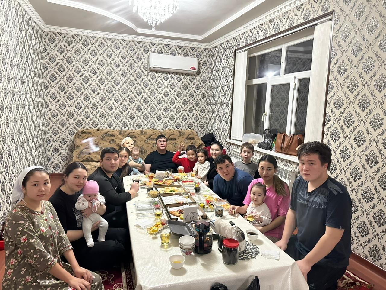 Бес баланы бауырына басқан ана