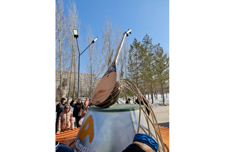 Елордадағы домбыра ескерткіші