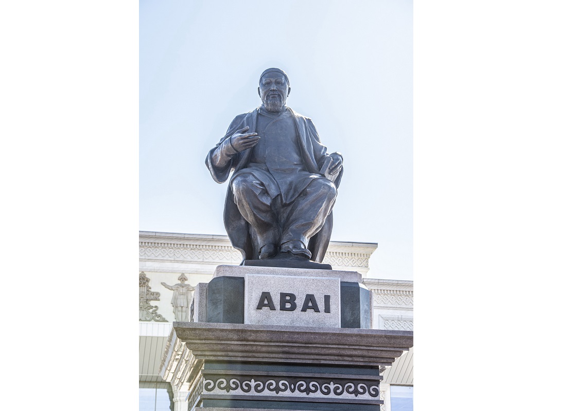 Абай мүсіні тұғырға қонды