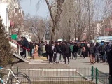 «Ағай, «одноразка» алып беріңізші». Көкшетауда оқушы қыздар электронды темекіге кезекте тұр (видео)