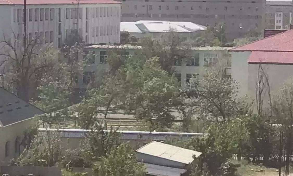 Кентауда желмен ұшқан мектеп шатырының бөлігі мұғалімнің басына түсті