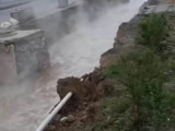 Екібастұзда жөнделіп жатқан құбырдан ыстық су атқылап, көшені басып қалды