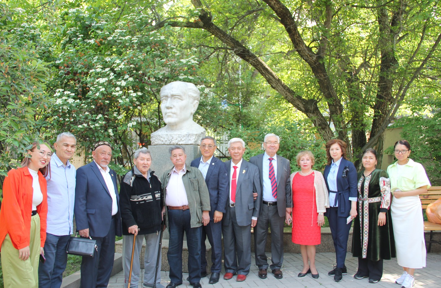 Біртуар әдебиеттанушы ардақталды