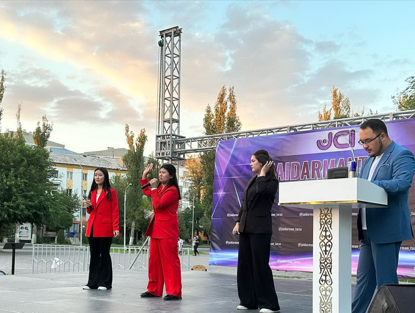 Ашық аспан астындағы әзіл