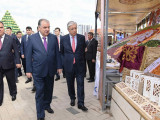 Мемлекет басшысы Эмомали Рахмонмен ауыл шаруашылық жәрмеңкесін аралап көрді