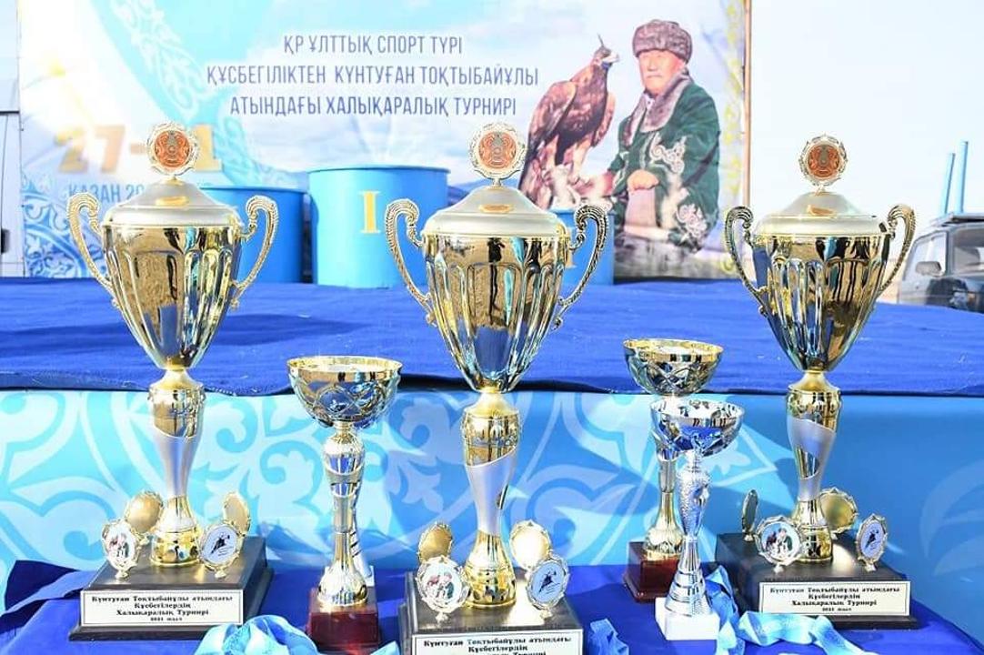 г