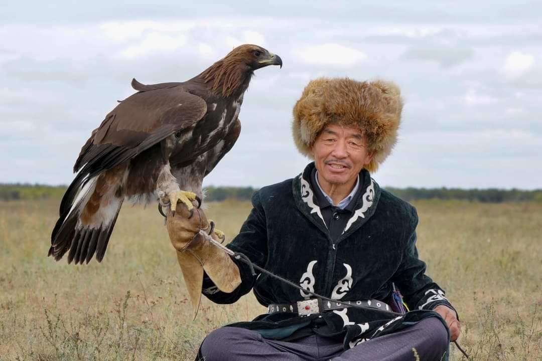г