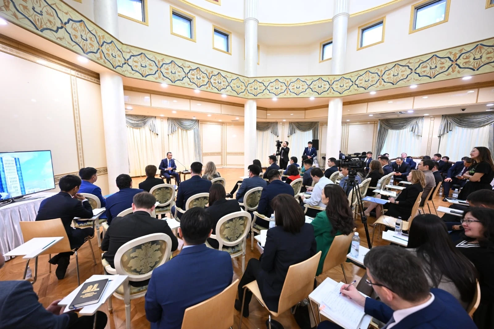 Жас сарапшылар клубы: Үлгі мен ізденіс