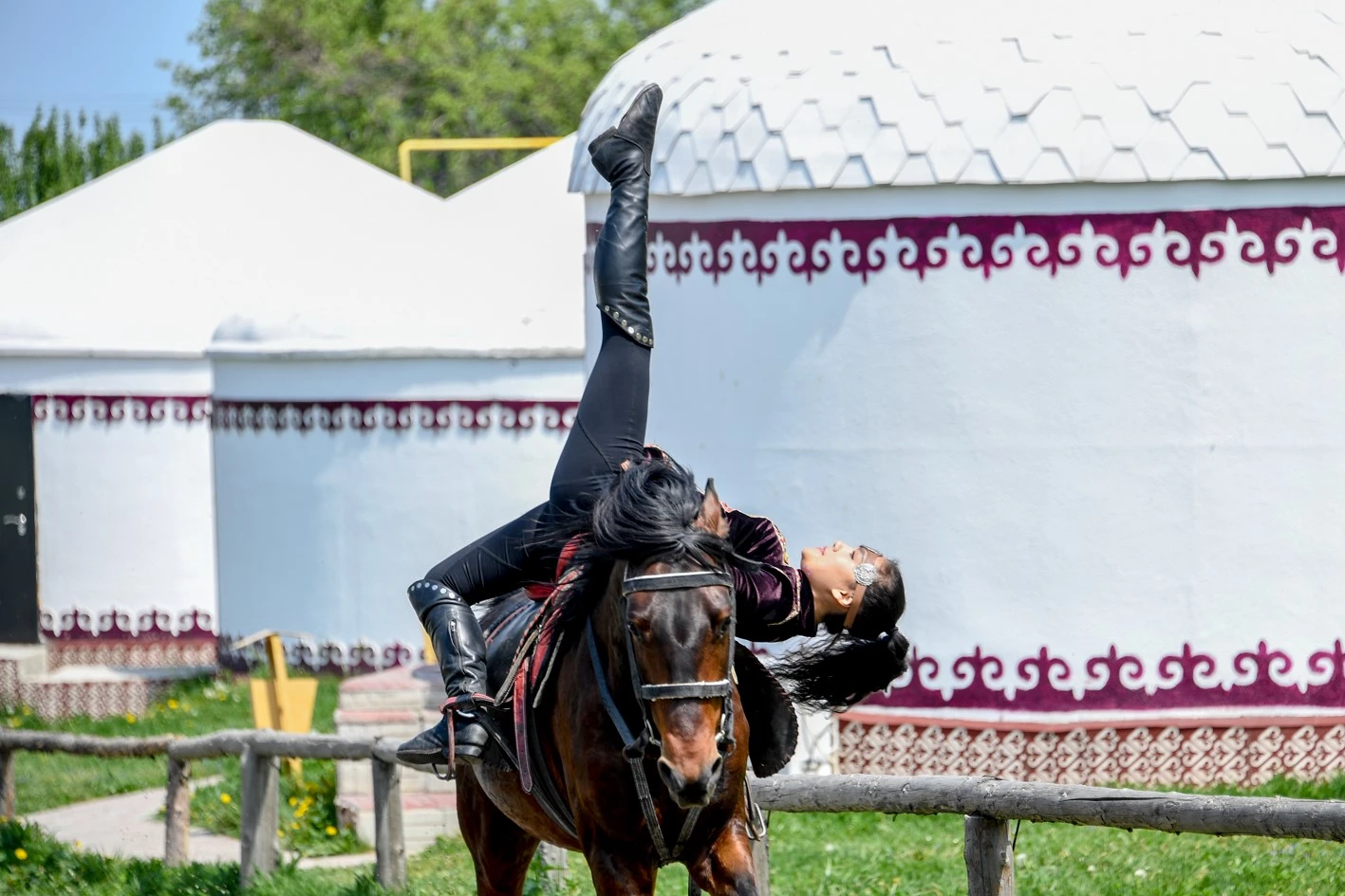 Ат үстіндегі арулар