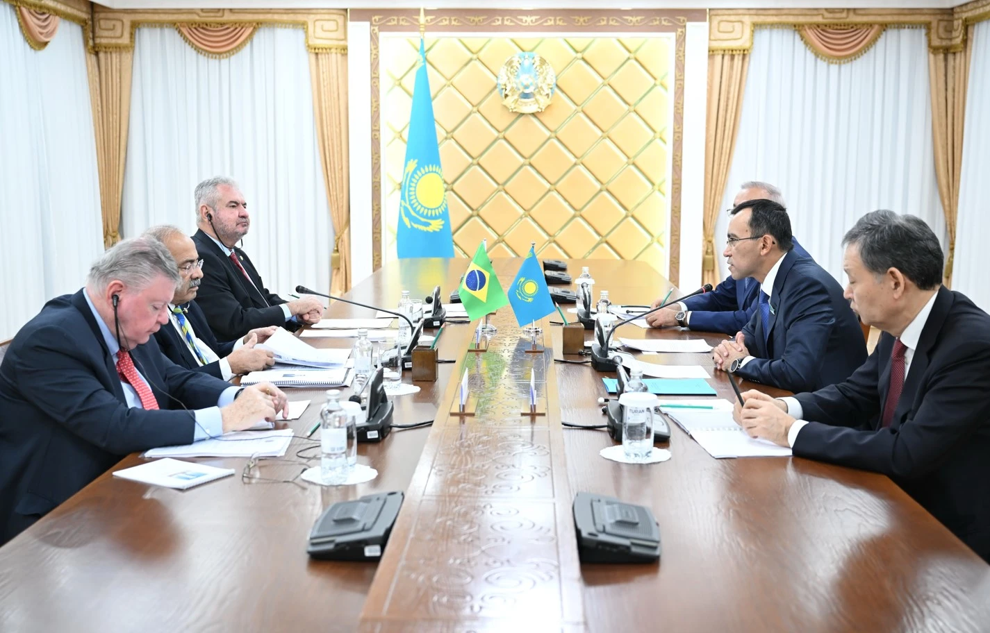 Бразилия депутаттарымен кездесті