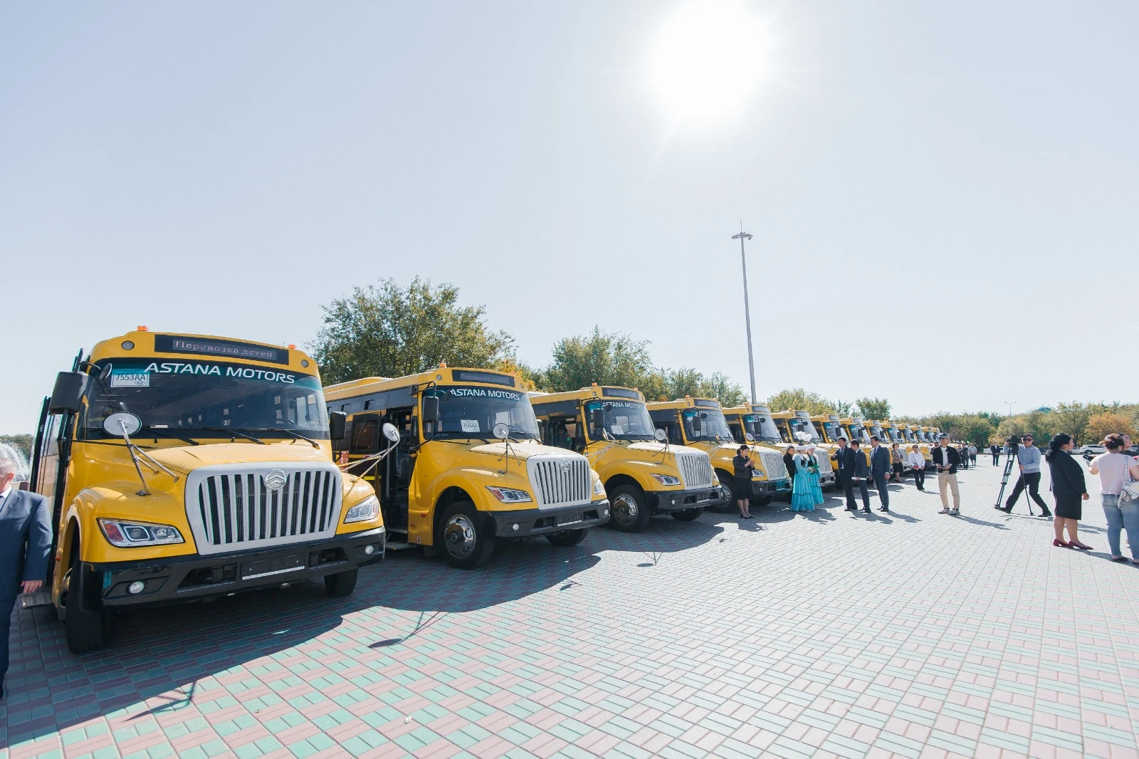 Мектептерге автобус берілді
