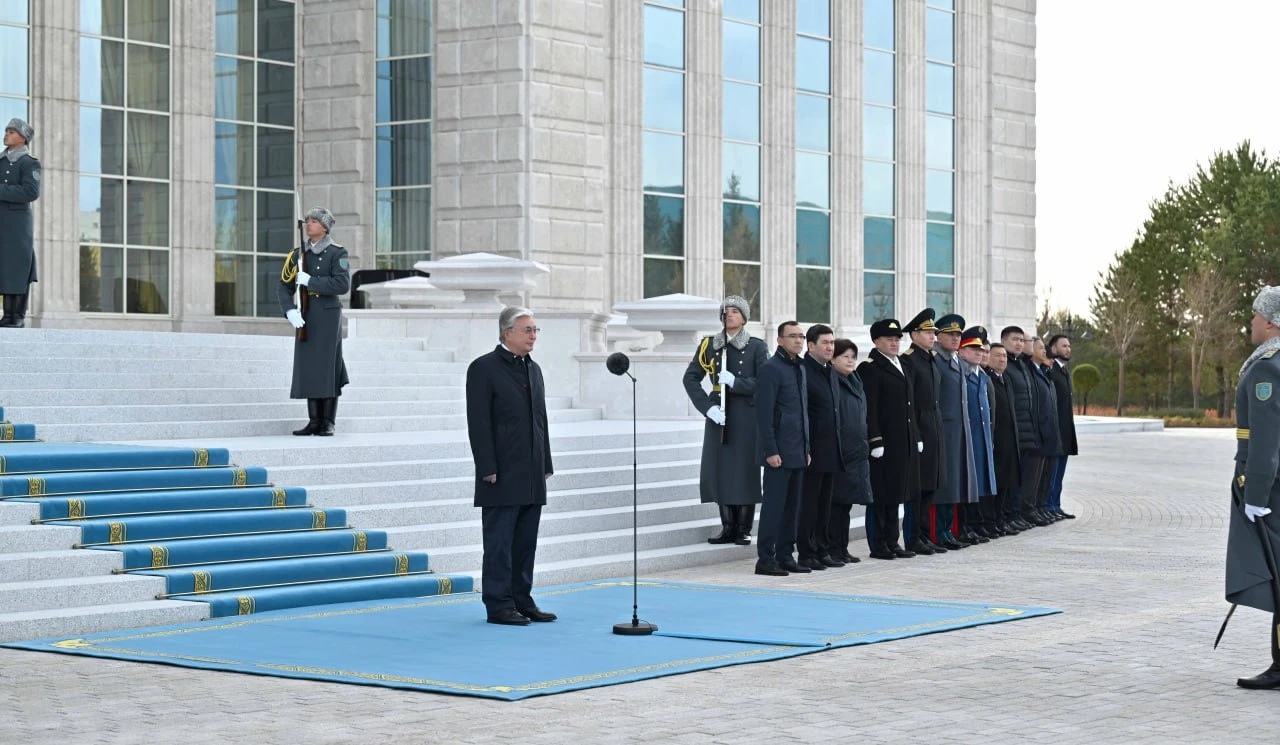 Президент Мемлекеттік ту көтеру рәсіміне қатысты