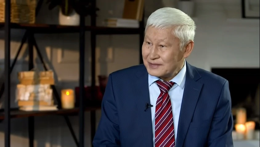 «Жеңгең ұстап жүрсе, ренжіме». Телефон қолданбайтын академикке кәсіпкер сыйлық жасады