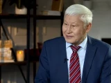 «Жеңгең ұстап жүрсе, ренжіме». Телефон қолданбайтын академикке кәсіпкер сыйлық жасады