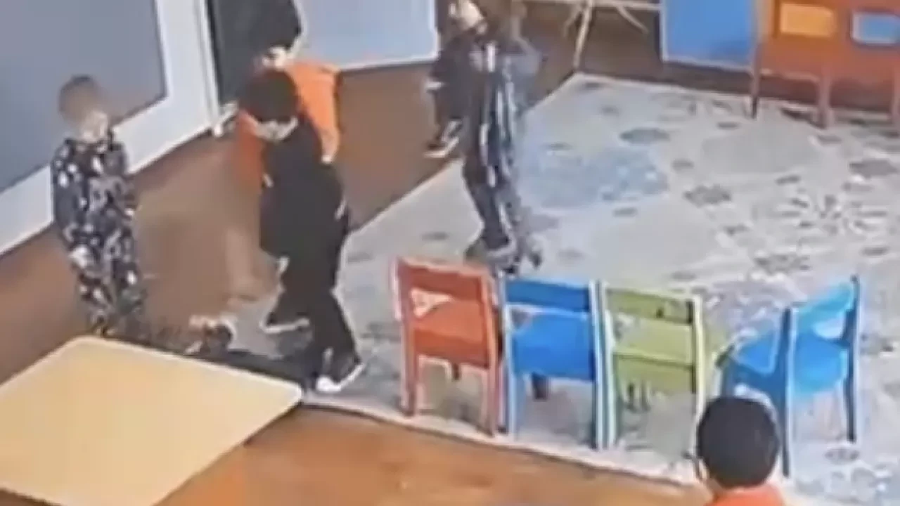 Алматыдағы балабақшада бала аяусыз соққыға жығылған (видео)
