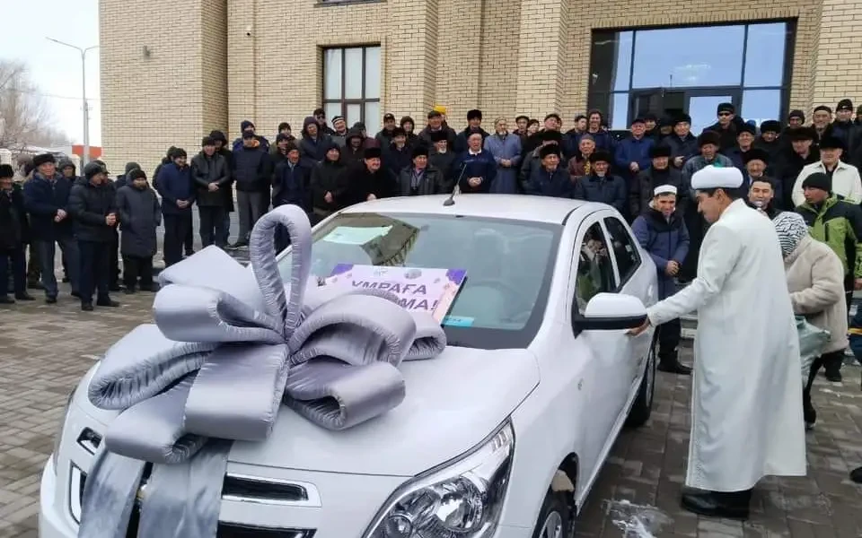 Ауыл жастары имамға көлік мінгізіп, қажылыққа жолдама алып берді