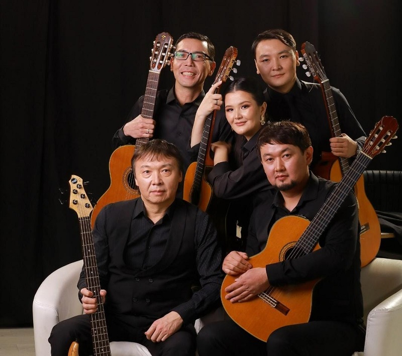 Күйді де гитарамен тартады